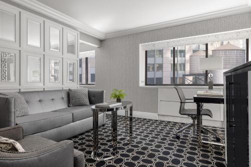 Suite con cama grande y balcón del hotel The Muse New York, a Kimpton. Foto 2