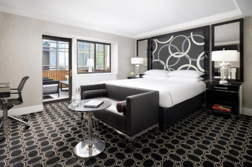 Suite con cama grande y balcón del hotel The Muse New York, a Kimpton. Foto 5