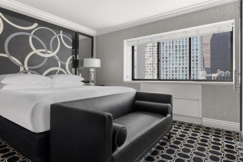 Suite con cama extragrande del hotel The Muse New York, a Kimpton