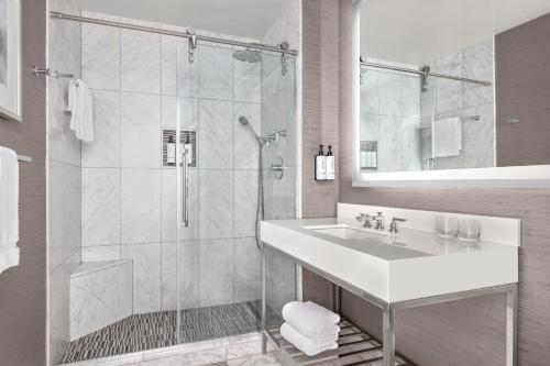 Suite con cama extragrande del hotel The Muse New York, a Kimpton. Foto 2