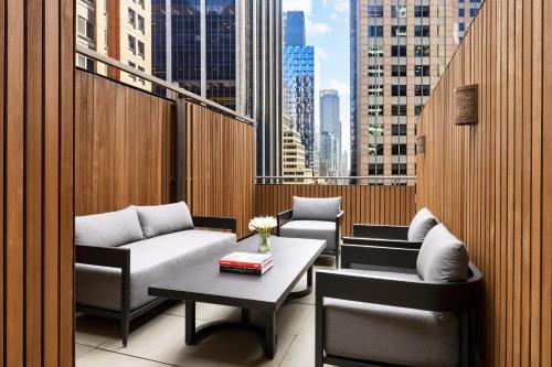 Suite Lujo Balcón o Terraza 1 Cama king 1 habitación del hotel The Muse New York, a Kimpton