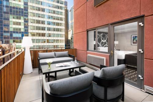 Suite Lujo Balcón o Terraza 1 Cama king 1 habitación del hotel The Muse New York, a Kimpton. Foto 5