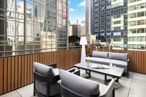 Suite con cama grande y balcón del hotel The Muse New York, a Kimpton. Foto 6