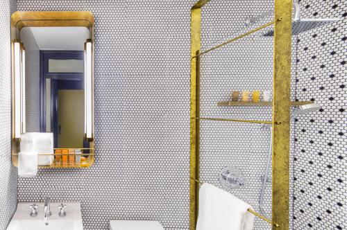 Habitación con cama extragrande. del hotel Shocard New York