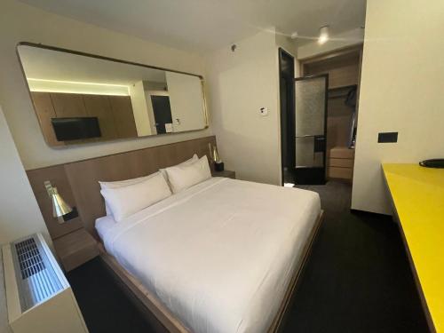 Habitación con cama extragrande. del hotel Shocard New York. Foto 3