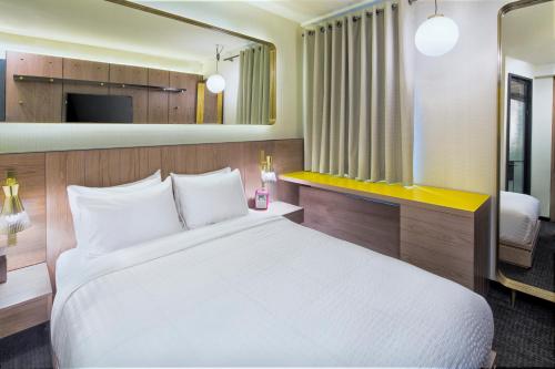 Habitación con cama grande del hotel Shocard New York