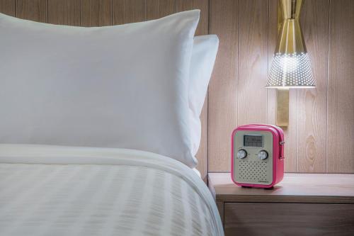 Habitación adaptada para personas con movilidad reducida - Cama grande del hotel Shocard New York. Foto 1