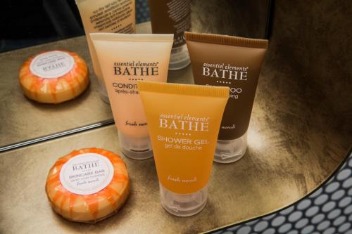 Habitación adaptada para personas con movilidad reducida - Cama grande del hotel Shocard New York. Foto 2