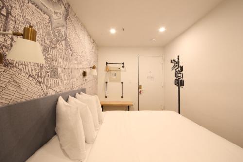 Habitación con cama grande del hotel Doxie. Foto 2