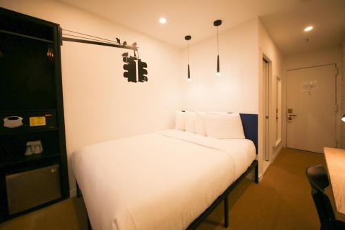 Habitación con cama grande del hotel Doxie. Foto 4