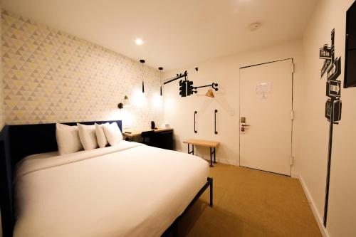 Habitación con cama grande del hotel Doxie. Foto 3