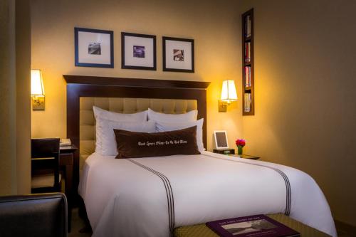 Habitación Petite con 1 cama doble del hotel Library Hotel. Foto 1