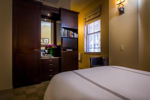 Habitación Petite con 1 cama doble del hotel Library Hotel. Foto 2