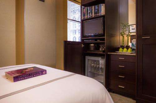 Habitación Petite con 1 cama doble del hotel Library Hotel. Foto 3