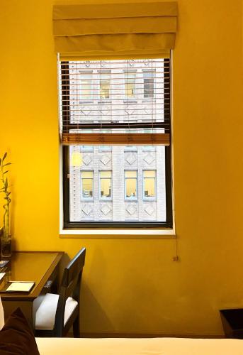 Habitación Petite con 1 cama doble del hotel Library Hotel. Foto 5