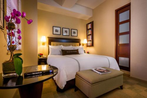 Habitación Deluxe con 1 cama extragrande del hotel Library Hotel