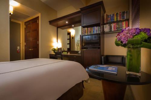 Habitación Deluxe con 1 cama doble del hotel Library Hotel. Foto 9