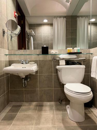 Habitación adaptada para personas con movilidad reducida - Cama grande del hotel Library Hotel. Foto 1