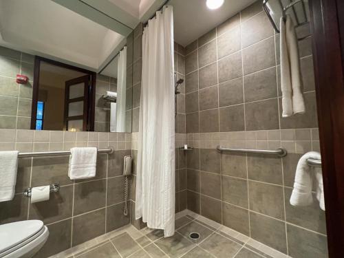 Habitación adaptada para personas con movilidad reducida - Cama grande del hotel Library Hotel. Foto 2