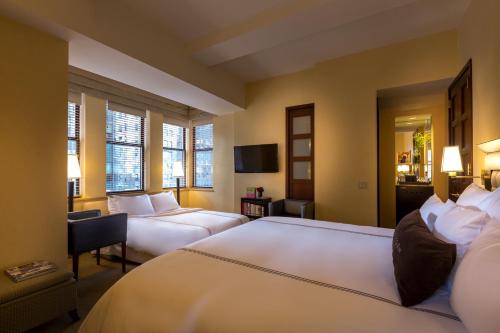 Suite Junior con una cama extra grande del hotel Library Hotel