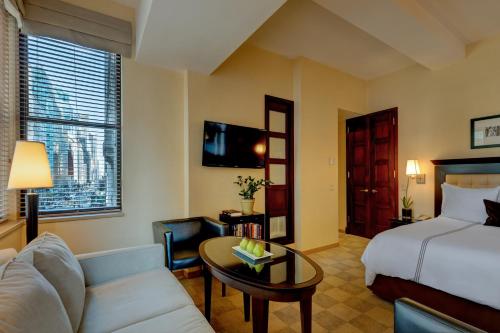 Suite Junior con una cama extra grande del hotel Library Hotel. Foto 2