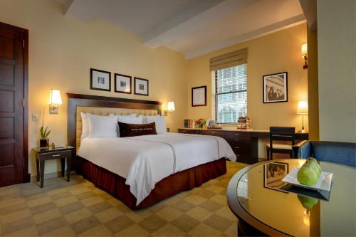 Suite Junior con una cama extra grande del hotel Library Hotel. Foto 3