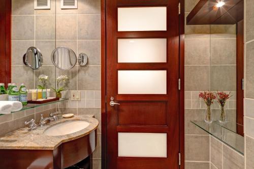 Suite Junior con una cama extra grande del hotel Library Hotel. Foto 7