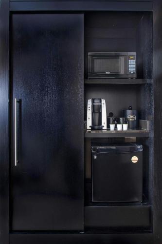 Habitación Estándar con cama extragrande - Adaptada para personas con discapacidad auditiva del hotel Courtyard by Marriott New York JFK Airport. Foto 7