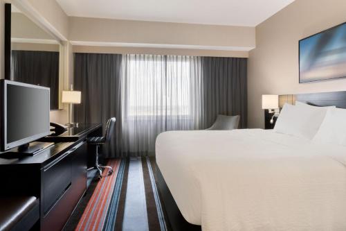 Habitación Executive con cama extragrande del hotel Courtyard by Marriott New York JFK Airport