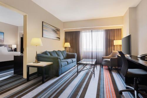 Suite con cama extragrande y sofá cama del hotel Courtyard by Marriott New York JFK Airport. Foto 1