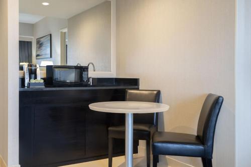 Suite con cama extragrande y sofá cama del hotel Courtyard by Marriott New York JFK Airport. Foto 3