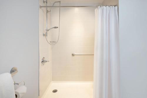 Habitación adaptada para personas de movilidad reducida con cama extragrande y ducha a ras de suelo del hotel Courtyard by Marriott New York JFK Airport. Foto 6