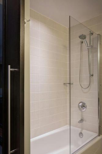 Habitación adaptada para personas de movilidad reducida con cama extragrande y ducha a ras de suelo del hotel Courtyard by Marriott New York JFK Airport. Foto 9
