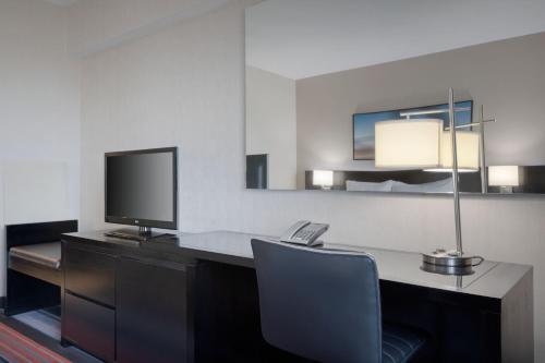Habitación con cama extragrande del hotel Courtyard by Marriott New York JFK Airport. Foto 1
