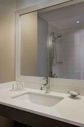 Habitación con cama extragrande del hotel Courtyard by Marriott New York JFK Airport. Foto 8