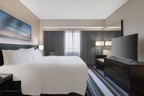 Habitación Doble - adaptada para personas con problemas de audición - cama extragrande del hotel Courtyard by Marriott New York JFK Airport. Foto 1
