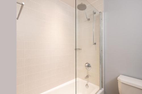 Habitación Doble - adaptada para personas con problemas de audición - cama extragrande del hotel Courtyard by Marriott New York JFK Airport. Foto 5