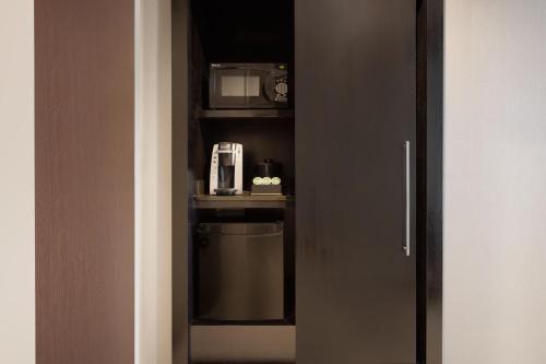 Suite de 1 dormitorio con sofá cama - Cama extragrande del hotel Courtyard by Marriott New York JFK Airport. Foto 4
