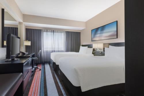 Habitación Doble con ducha a ras de suelo - Adaptada para personas con discapacidad - 2 camas dobles del hotel Courtyard by Marriott New York JFK Airport