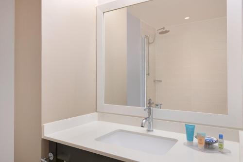 Habitación Doble con ducha a ras de suelo - Adaptada para personas con discapacidad - 2 camas dobles del hotel Courtyard by Marriott New York JFK Airport. Foto 4
