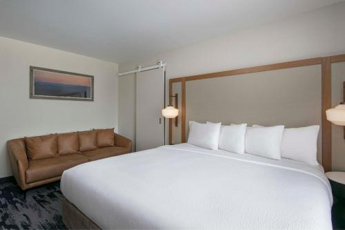 Estudio con cama extragrande y sofá del hotel Fairfield Inn by Marriott JFK Airport. Foto 3