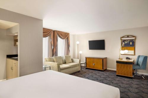 Habitación con zona de cocina y sofá cama - 1 cama extragrande del hotel Inn at Great Neck. Foto 1