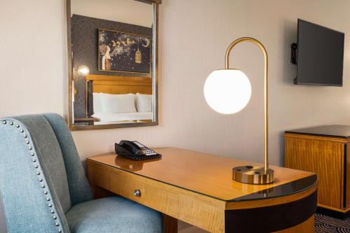 Habitación con cama extragrande. del hotel Inn at Great Neck. Foto 1