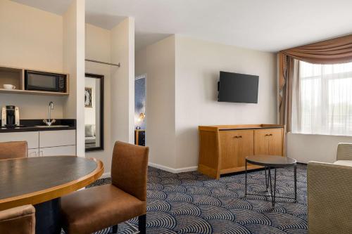 Suite Superior con cama extragrande y zona de cocina del hotel Inn at Great Neck. Foto 2