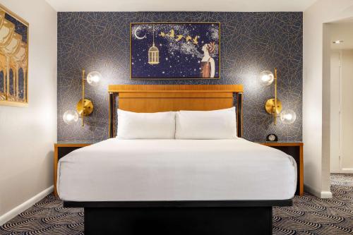 Suite con cama extragrande del hotel Inn at Great Neck. Foto 1