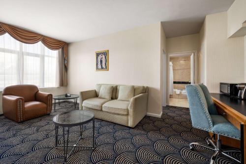 Suite con cama extragrande del hotel Inn at Great Neck. Foto 2