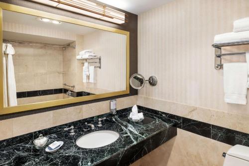 Habitación King con cama extragrande - No fumadores del hotel Inn at Great Neck. Foto 2