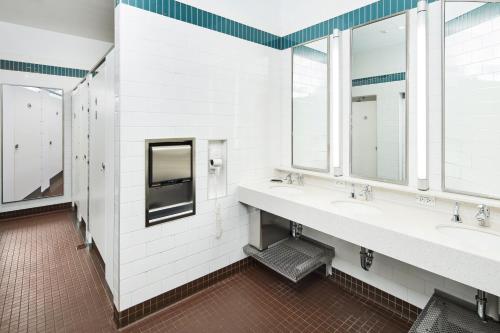 Cama en habitación compartida de 10 camas - Para hombres y mujeres del hotel HI New York City. Foto 2