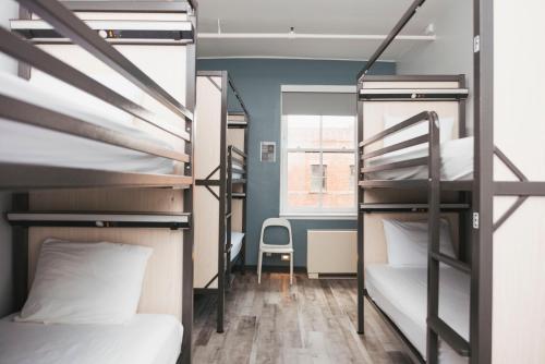 Cama en habitación compartida de 6 camas - Para hombres y mujeres del hotel HI New York City. Foto 1