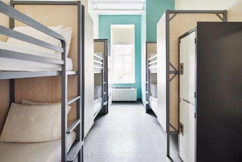 Cama en habitación compartida de 6 camas - Para hombres y mujeres del hotel HI New York City. Foto 7